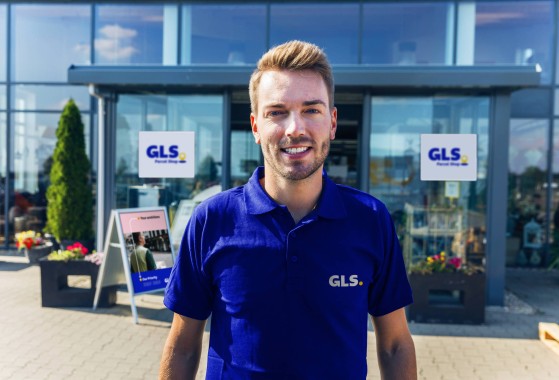 GLS-chauffeur met handscanner en pakje