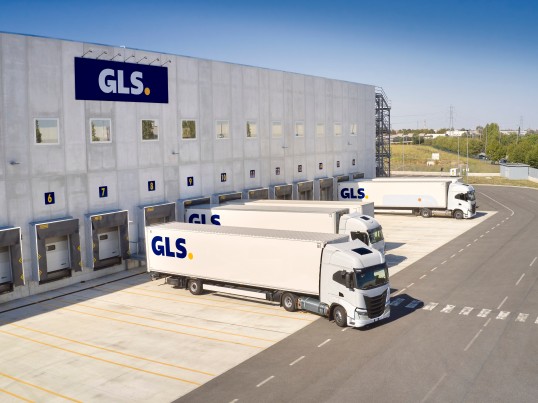 Een vrachtwagen van GLS bij een depot in Vianen 